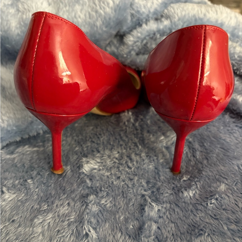 Manolo Blahnik Red Heels with Glossy Patent Leather and Pointed Toe Design - Picture 2 of 6